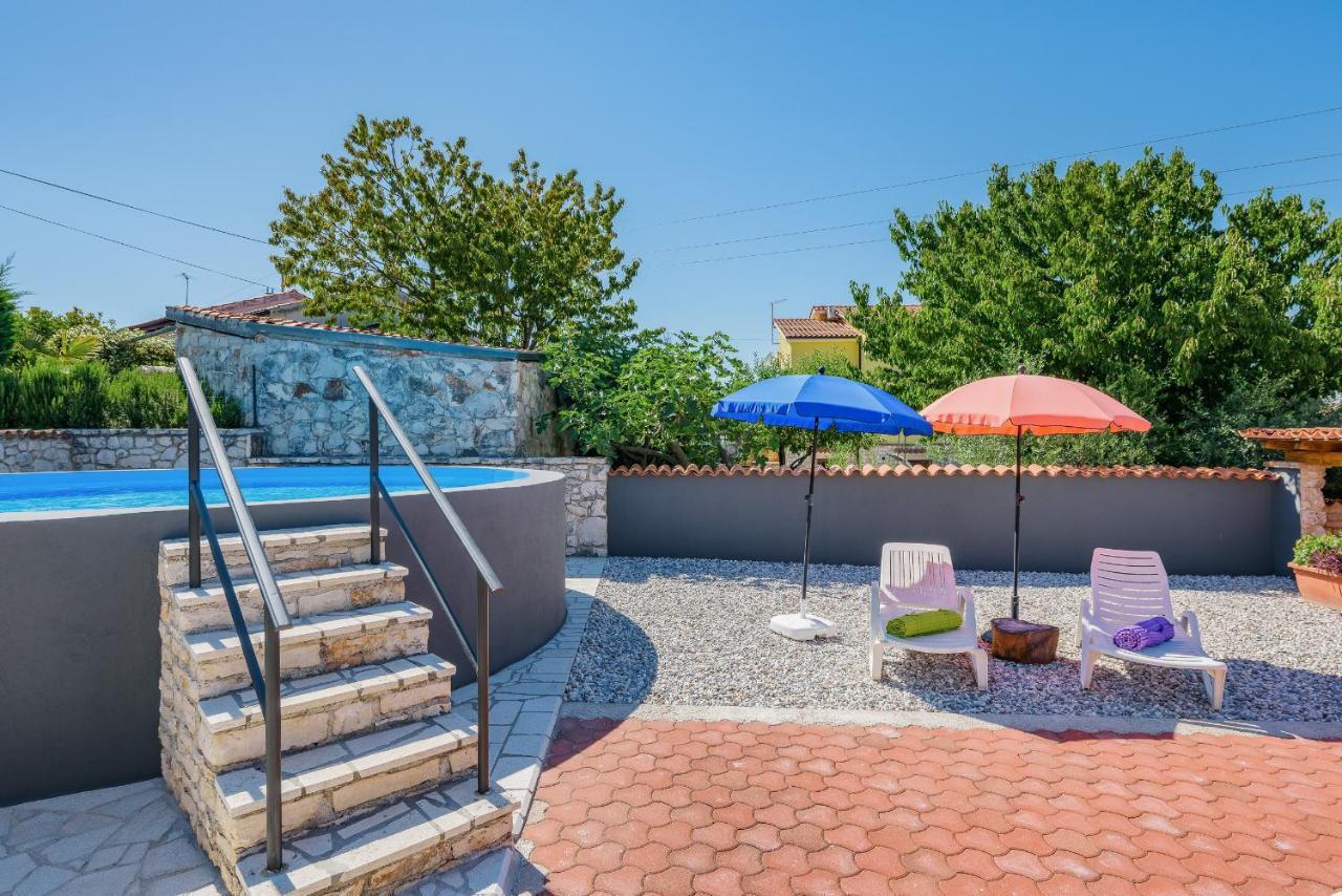 Apartment With Pool Višnjan エクステリア 写真