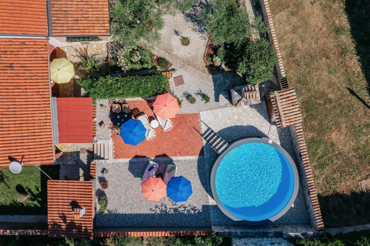 Apartment With Pool Višnjan エクステリア 写真