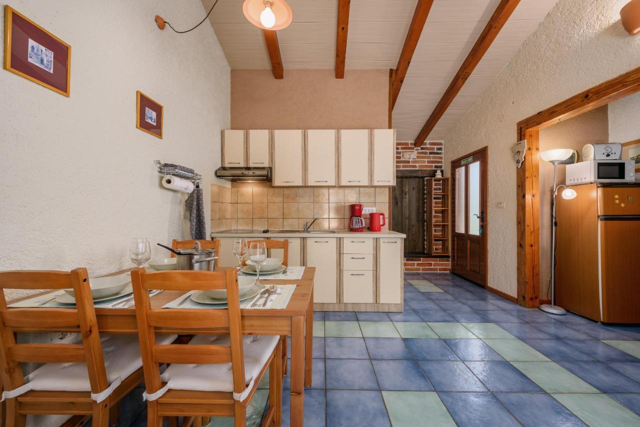 Apartment With Pool Višnjan エクステリア 写真